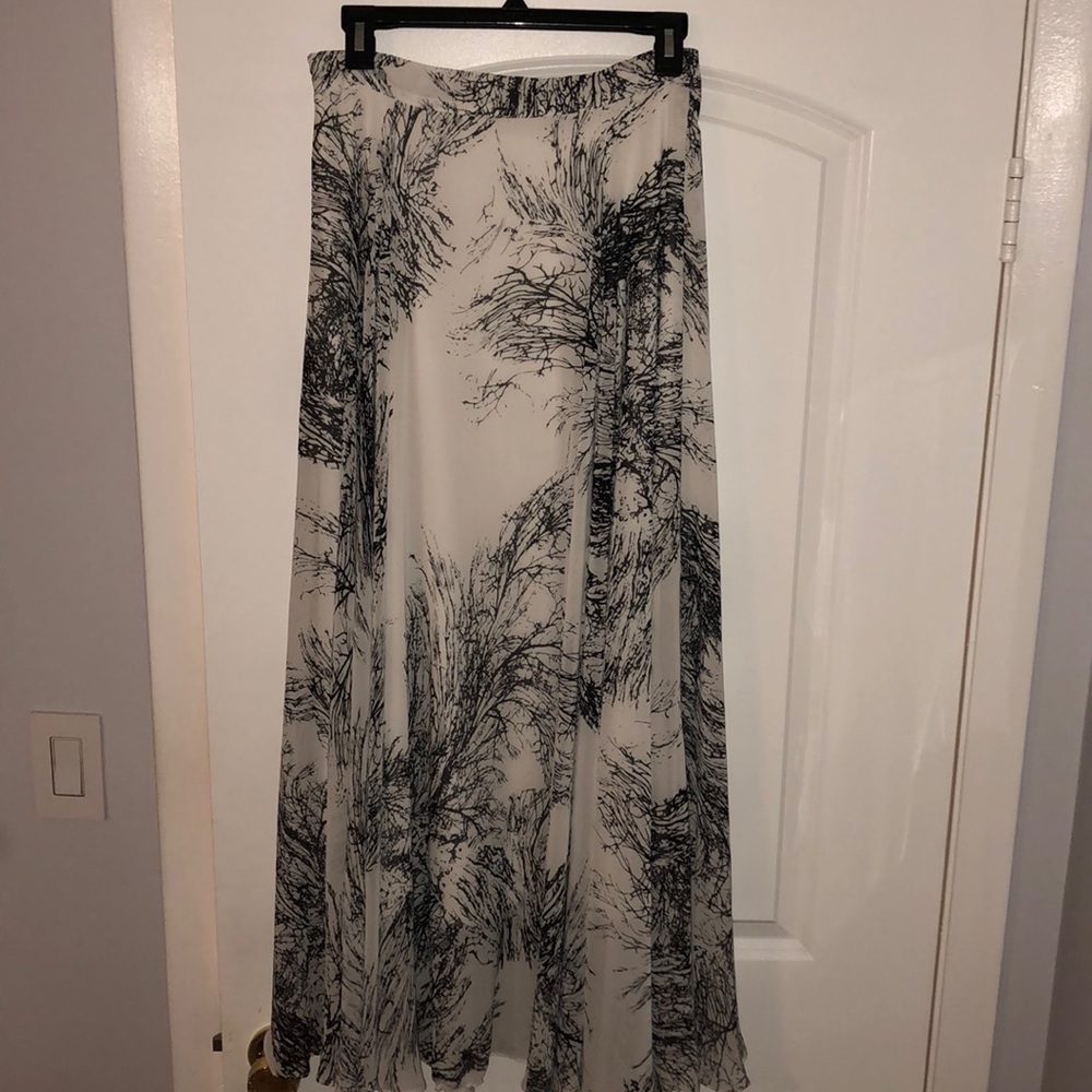 White and black pattern ankle length skirt